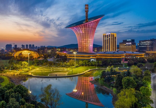 Wuhan East Lake High-tech Zone has more than 4,000 national high-tech enterprises and is the fastest economic growing area in Wuhan. This is the symbolic building of Donghu High-tech Zone, its shape is similar to a horseshoe lotus. Wuhan East Lake High-tech Zone has more than 4,000 national high-tech enterprises and is the fastest economic growing area in Wuhan. This is the symbolic building of Donghu High-tech Zone, its shape is similar to a horseshoe lotus.