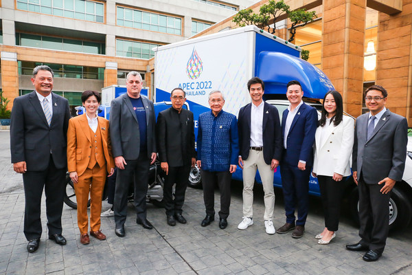 HE Thai Deputy Prime Minister and Foreign Minister, Don Pramudwinai (fifth from the right); Lazada Group Chief Executive Officer, James Dong (fourth from the right); and other members of APEC 2022 and Lazada representatives flag off Lazada Logistics' fleet of APEC and Lazada co-branded delivery vehicles. HE Thai Deputy Prime Minister and Foreign Minister, Don Pramudwinai (fifth from the right); Lazada Group Chief Executive Officer, James Dong (fourth from the right); and other members of APEC 2022 and Lazada representatives flag off Lazada Logistics' fleet of APEC and Lazada co-branded delivery vehicles.