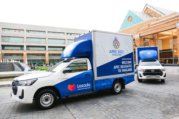 Lazada Logistics’ commemorative APEC and Lazada co-branded delivery fleet. Lazada Logistics’ commemorative APEC and Lazada co-branded delivery fleet.
