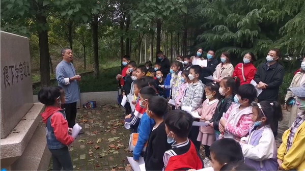 Students reciting Xunzi (Hsun-Tzu) - Exhortation to Learning under the guidance of an instructor. Students reciting Xunzi (Hsun-Tzu) - Exhortation to Learning under the guidance of an instructor.