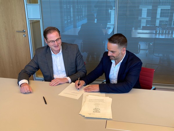 Matthijs Beijk (LyondellBasell) and Kai Hoyer (23 Oaks Investment) sign the agreement to form Source One Plastics. Matthijs Beijk (LyondellBasell) and Kai Hoyer (23 Oaks Investment) sign the agreement to form Source One Plastics.