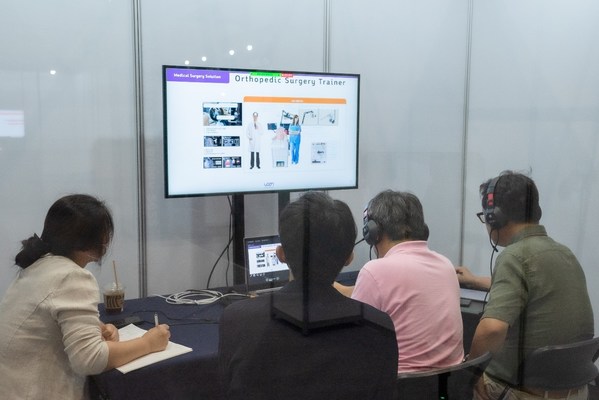 Participants from a Korean company are talking with potential foreign partners on ICTWOW during K-Metaverse Expo recently held in Busan.