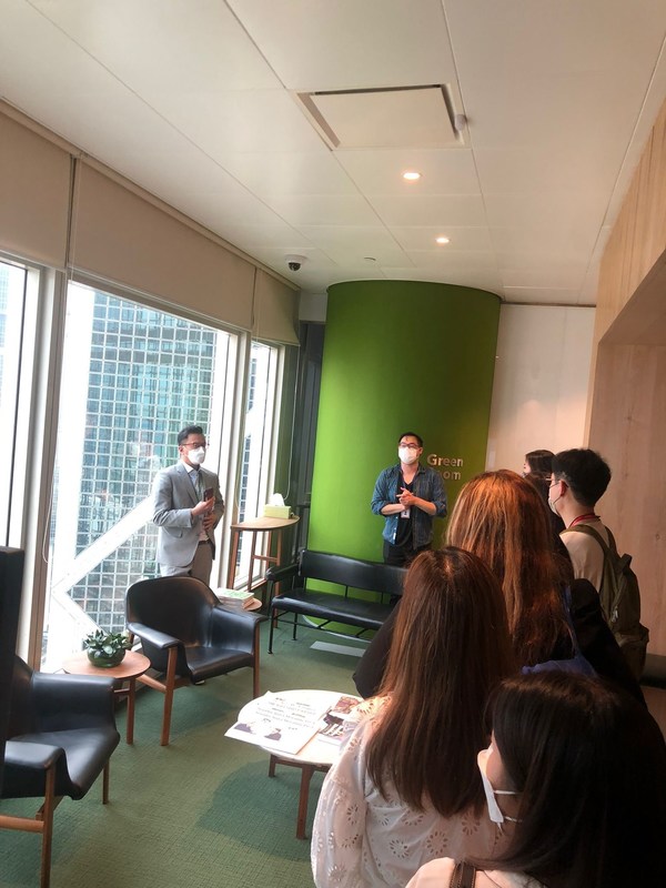 Bloomberg Anchor David Ingles introduced the news production process to the attending relations and marketing specialists. Bloomberg Anchor David Ingles introduced the news production process to the attending relations and marketing specialists.