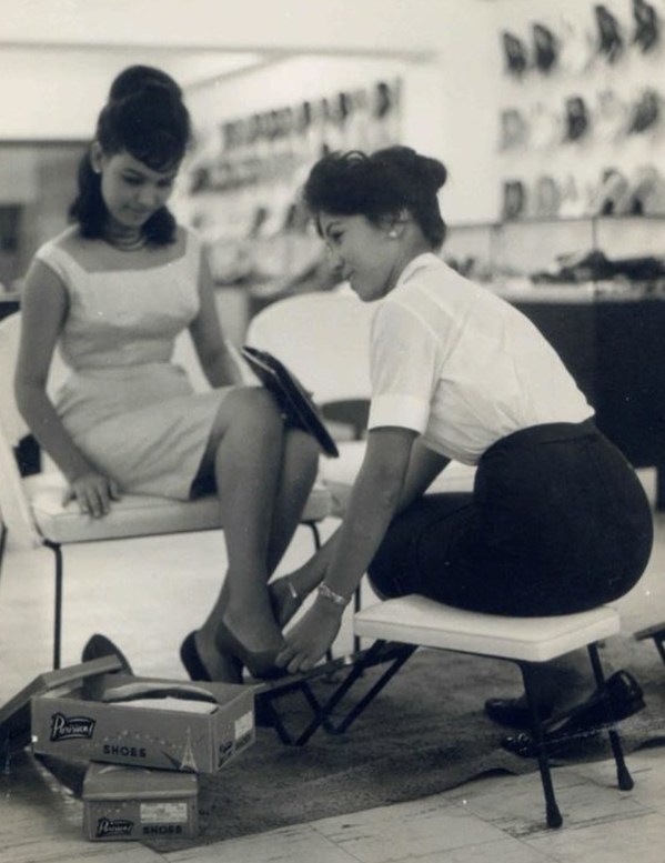 A customer is helped by an SM saleslady in one of SM’s earlier stores in Rizal Avenue in the 1950s A customer is helped by an SM saleslady in one of SM’s earlier stores in Rizal Avenue in the 1950s