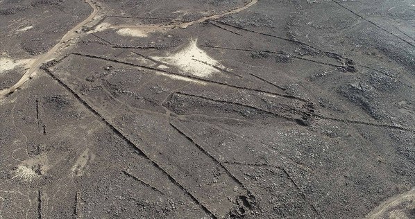 Aerial view of a kite in the Khaybar area of north-west Saudi Arabia. These ancient hunting structures were named ‘kites’ by aviators in the 1920s because, observed from above, their form is reminiscent of old-fashioned child’s kites with streamers. (Diaa Albukaai and Kévin Guadagnini, Khaybar Longue Durée Archaeological Project, RCU-Afalula-CNRS) Aerial view of a kite in the Khaybar area of north-west Saudi Arabia. These ancient hunting structures were named ‘kites’ by aviators in the 1920s because, observed from above, their form is reminiscent of old-fashioned child’s kites with streamers. (Diaa Albukaai and Kévin Guadagnini, Khaybar Longue Durée Archaeological Project, RCU-Afalula-CNRS)