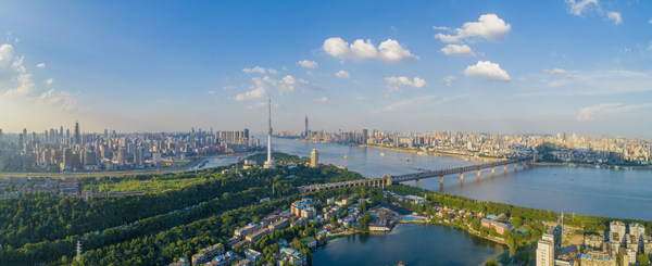 Wuhan is located at the confluence of the Yangtze and Han rivers, with 166 lakes and rich wetland resources Wuhan is located at the confluence of the Yangtze and Han rivers, with 166 lakes and rich wetland resources