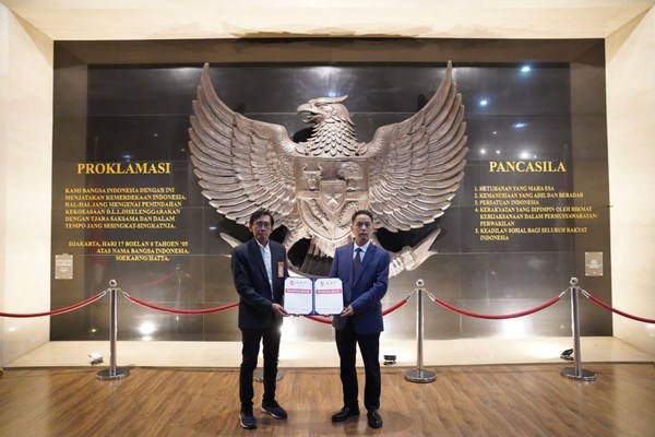 Photo shows the certificate issued by the presidential museum in Indonesia to include Xifeng Liquor into its permanent collections.