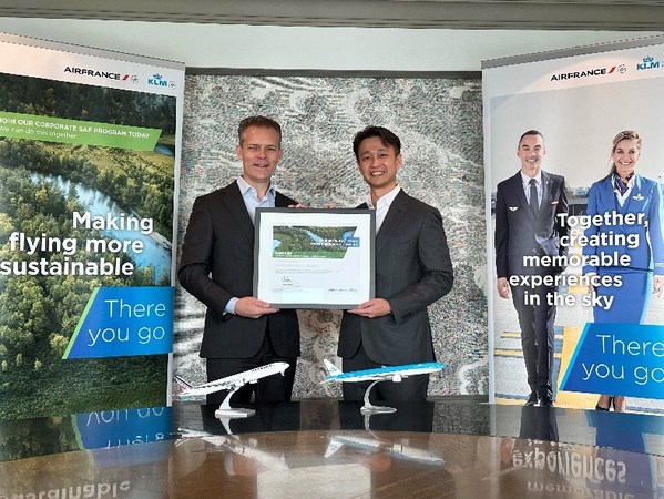 Mr. Roland Coppens, General Manager Air France-KLM South East Asia & Oceania and Dato Victor Tan, CEO, TOP International Holding at the contract signing.