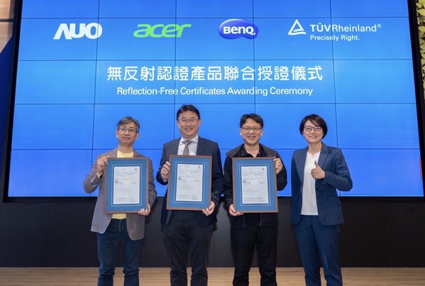 AUO, Acer and BenQ displays receive the reflection free certificates. (From left to right: Acer President of Digital Display Business Unit Victor Chien, AUO Senior Vice President of Display Strategy Business Group James Chen, BenQ IT Display Products Business AVP Enoch Huang, TÜV Rheinland Taiwan Managing Director Jennifer Wang)