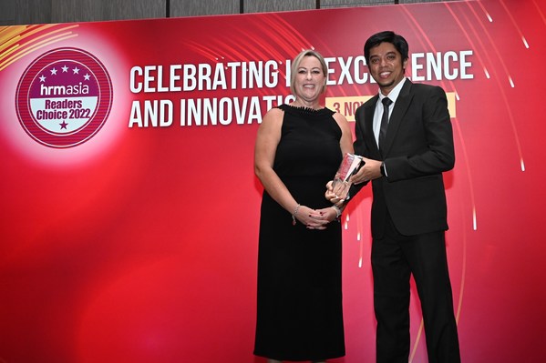 Hiraash Thawfeek, CTO, Multiplier receiving an award from Joanna Bush, Managing Director, HRM Asia
