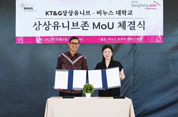 (Photo 2) KT&G Sangsang Univ. signed MOU with Binus University to support the college students. Young Ah Shim (right), the head of KT&G Social Contribution Office, and Gatot Soepriyanto, the Dean of Binus Bekasi Campus (left) are taking a memorial photo