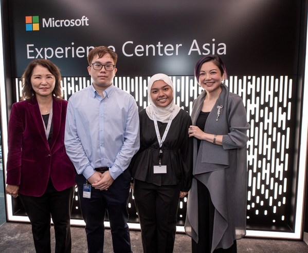 Lee Hui Li (Right), Managing Director, Microsoft Singapore and Low Khah Gek (Left), Chief Executive Officer of ITE with two students who are part of the work-study diploma program and currently working at our Microsoft Data Center