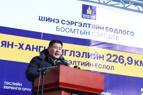 The Prime Minister of Mongolia L. Oyun-Erdene speaking at the opening of the Zuunbayan-Khangi railway on 25 November. The Prime Minister of Mongolia L. Oyun-Erdene speaking at the opening of the Zuunbayan-Khangi railway on 25 November.