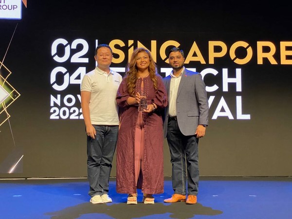 Amor Maclang (center) receives her Global Fintech ASEAN Leader award from Jia Hang, General Manager of SEA, Ant Group (left) and Shadab Taiyabi, President of the Singapore FinTech Association (right).