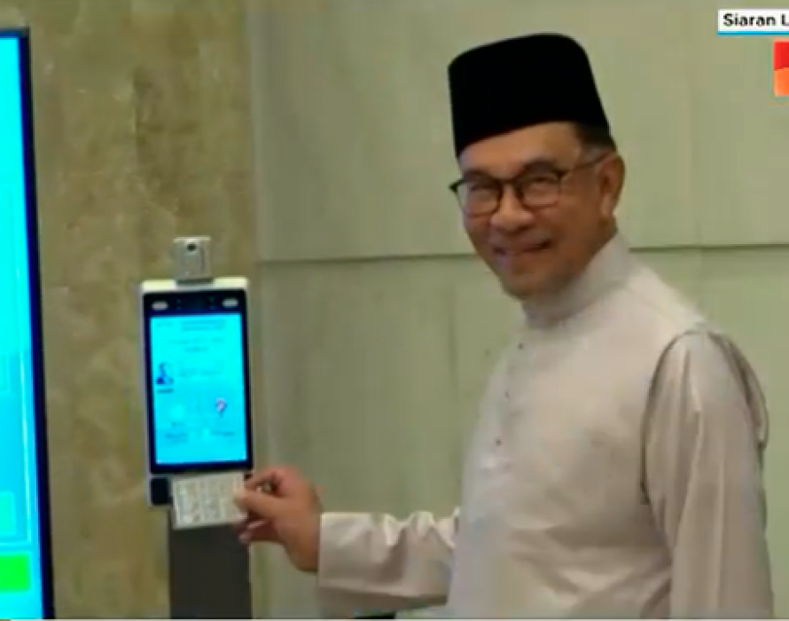 PM Anwar clocks in for duty