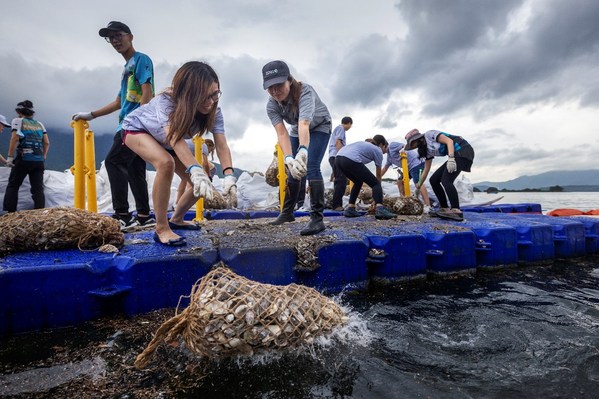 Members of The Nature Conservancy Hong Kong team deploying recycled oyster shells into the Tolo Harbour in June 2022 ©The Nature Conservancy Members of The Nature Conservancy Hong Kong team deploying recycled oyster shells into the Tolo Harbour in June 2022 ©The Nature Conservancy