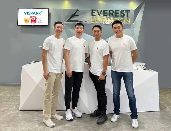 From left to right: Don Le (CEO of Everest), Mark Luo (CEO of Spark Education), Tony Ngo (Chairman of Everest), and Wilson Li (CSO & CFO of Spark Education) upon the establishment of the joint venture.
