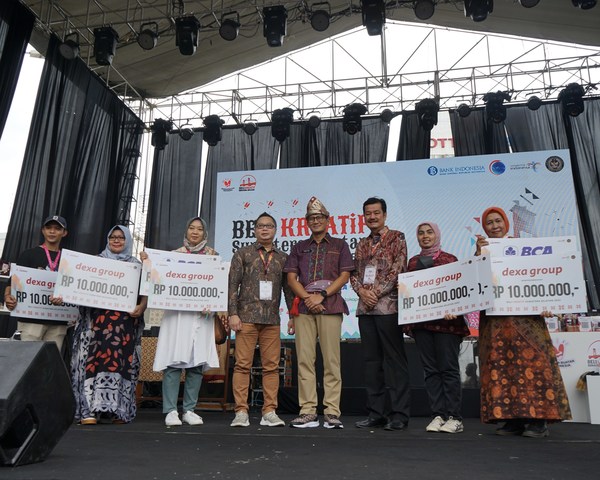 Palembang (19/11), 5 best SMEs participants of Beli Kreatif Sumatera Selatan (BKSS) program. The program succeeded in increasing the profit of hundreds of MSMEs in South Sumatra and has received appreciation from Indonesia’s Minister of Tourism and Creative Economy Sandiaga Uno as well as representatives of BCA and Dexa Group - at the "Harvesting BKSS" event at the Palembang Trade Center.