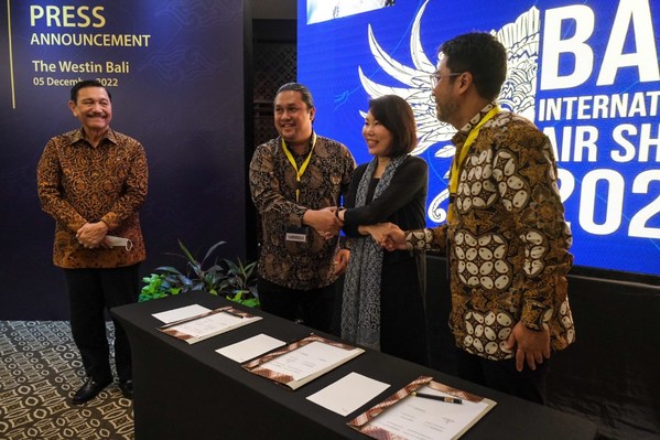 (left-right): Andy Wismarsyah, President Director of PT Inaro 17; Elaine Chia, CEO of Comexposium Asia Pacific; Seno Adhi Damono, Director of PT Inaro 17. Witnessed by the Indonesian Coordinating Minister for Maritime Affairs and Investment, Luhut Binsar Pandjaitan.