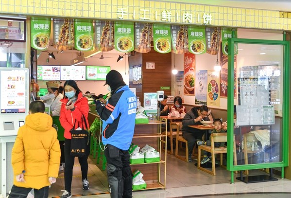 Patrons enjoy onsite dining in Beijing on December 6 (WEI YAO)