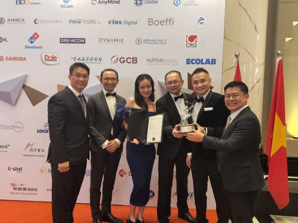 Ecolab team in Malaysia receives the award in Kuala Lumpur – from left to right: Wong Hwee Jiau – Regional Technical Manager , Cyron Soyza – Regional Marketing Manager, Esther Leong – Country District Representative, Jason Chow – Country Manager Malaysia and Corporate Account Director, Melvin Lim – Regional Distribution Manager, Ong See Chan – Country Business Lead, Nalco Water Light.