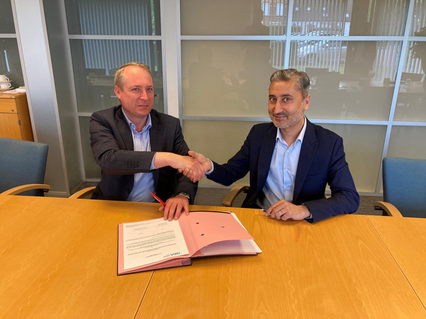 Navin Lakhanpaul, Global Head Pharma-Solid Dosage, GEA (right) and Jean-Luc Herbeaux, CEO of Hovione (left), signed the agreement for close cooperation between the two companies. (Photo: GEA)