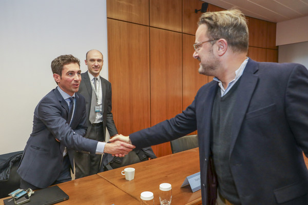 Left to right: Grégory Redavid (CTIE) ; Yann Chevalier (Intersec CEO) ; Xavier Bettel (Luxembourg Prime Minister) Copyright: SIP / Luc Deflorenne
