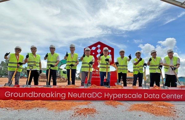 The process of groundbreaking the NeutraDC Hyperscale Data Center which was inaugurated by Deputy Minister of BUMN II RI Kartika Wirjoatmodjo (fifth from right) with Telkom Main Director Ririek Adriansyah (fifth from left). Board of Directors and Commissioners from Telkom, NeutraDC, Singtel, Medco Power, and Kabil Industrial Estate were also present this event.