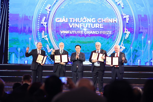 The Grand Prize Winners being presented by Mr. Vuong Dinh Hue - Chairman of the National Assembly of Vietnam. From left to right: Sir Tim Berners-Lee, Dr. Vinton Gray Cerf, Dr. Emmanuel Desurvire and Professor Sir David Neil Payne