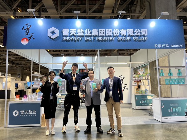 Photo shows that staff of Hunan Natives Association of Macao visit the exhibition stand of Snowsky Salt at the first China (Macao) High-quality Consumption Exhibition held in China's Macao Special Administrative Region from December 2 to 4.