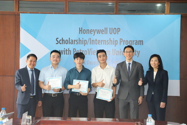 Left to right: Phan Minh Quoc Binh, PVU Rector, Pham Dinh Hai, Nguyen Tuan Tai, Tran Tuan Anh, three of the scholarship recipients, Peerasak Gamonsugosol, Honeywell president Thailand and Vietnam, Linda Shi Cheng, Sr Director R&D UOP, at the PetroVietnam University in Ba Ria, 5 December 2022.