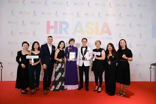 Sang Lee (fourth from the right), CEO of Manulife Vietnam, and the team celebrated the Best Companies to Work for in Asia 2022 recognition.