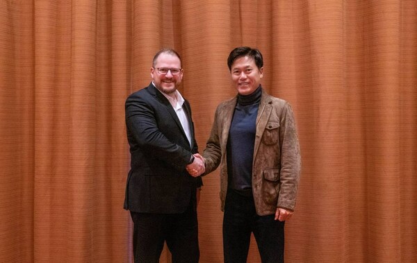 SK hynix’s Vice Chairman and co-CEO Park Jung-ho (right) met with Qualcomm’s President and CEO Cristiano Amon to discuss strengthening their technical partnerships on January 4th (local time) in Las Vegas, the host city of CES 2023.