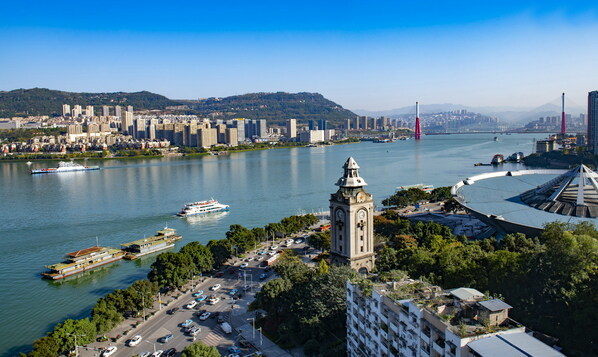The ancient Xishan bell tower, facing green waters and mountains, stands witness to Wanzhou's new development. The ancient Xishan bell tower, facing green waters and mountains, stands witness to Wanzhou's new development.