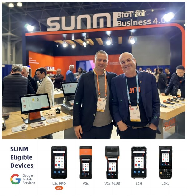 Customers visit and communicate on SUNMI booth during NRF exhibition.