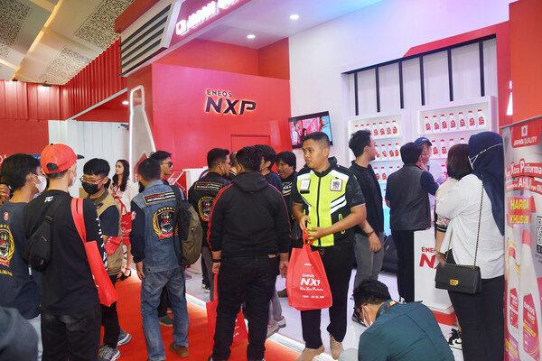 The Excitement of ENEOS NXP Booth visitors when participating in various interactive and educational activities at the 2023 Indonesia International Motor Show (IIMS), JIEXPO Kemayoran, Jakarta.