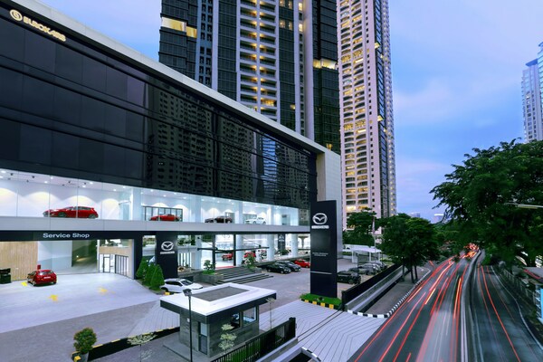 Located in South Jakarta, Mazda Indonesia Headquarters is designed with a minimalist-Japanese concept and offers luxury facilities to enhance customer experience.