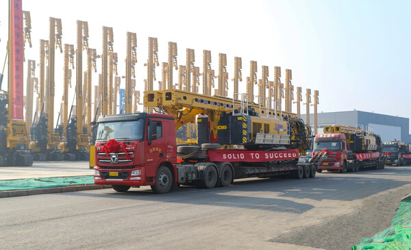 XCMG Foundation shipped over 30 units of products of five major categories from its new intelligent manufacturing base on January 8, including rotary drilling rigs, horizontal directional drilling rigs, mining hydraulic jumbos, deep drilling rigs and air compressors, several models of which are international best-sellers. XCMG Foundation shipped over 30 units of products of five major categories from its new intelligent manufacturing base on January 8, including rotary drilling rigs, horizontal directional drilling rigs, mining hydraulic jumbos, deep drilling rigs and air compressors, several models of which are international best-sellers.