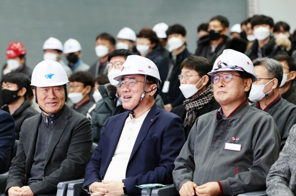 CEO Jeong Cheol-dong (middle) participating in the tool-in ceremony held at Gumi No.4 factory, there are advanced facilities for producing FC-BGA.