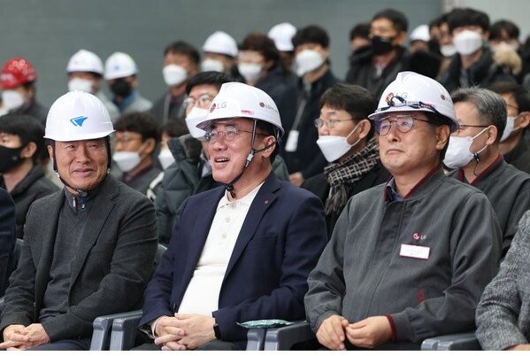 CEO Jeong Cheol-dong (middle) participating in the tool-in ceremony held at Gumi No.4 factory, there are advanced facilities for producing FC-BGA.