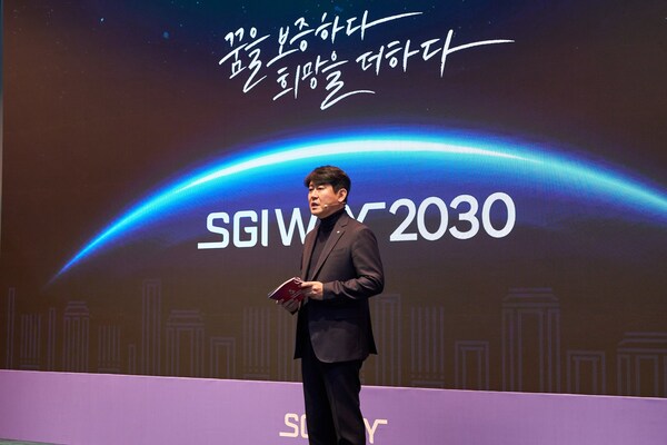 Yoo Kwang-yeol, CEO of SGIC, declared a new mid- to long-term management strategy at a ceremony marking the 54th anniversary of its foundation. Yoo Kwang-yeol, CEO of SGIC, declared a new mid- to long-term management strategy at a ceremony marking the 54th anniversary of its foundation.
