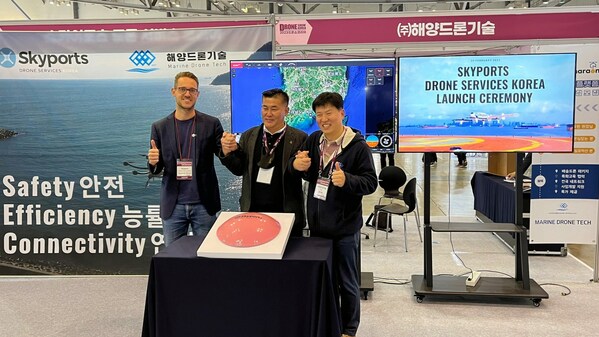 The announcement was made today at the Korea Drone Show in Busan, with key company representatives Mr Alex Brown (far left) and Mr Hwang Eui-Cheol (far right) in attendance. The occasion was also graced by special guest Mr Kim Sangwook (middle), Data Information Statistics Team Leader, Smart Information Department, Yeosu City. Photo Credit: Skyports Drone Services Korea