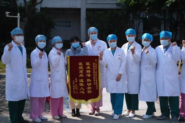 Huichao Liang and her team took a group photo with patient Wenwen