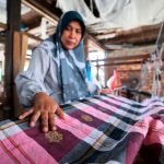 Mok Su Gayah weaves songket with sense of touch