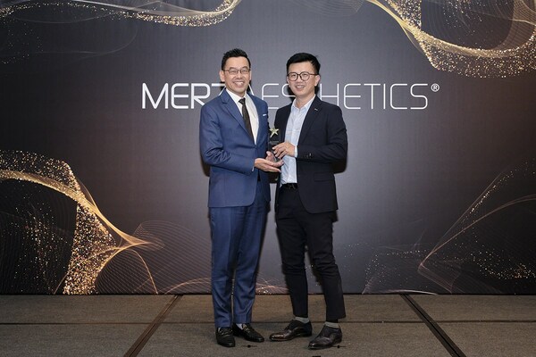 Dr Ivan Puah (right) is seen here receiving the prestigious Golden Record Local Injectables Award 2023 from Mr Raymond Ong, Associate Vice President, Regional Commercial Director from Merz Aesthetics Asia Pacific.