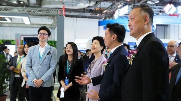 Left to right: Johnson Luu, Director of Asia Pacific, CHINT Global, Zheng Bei Bei, Vice President, CHINT Global, Her Excellency Sun Haiyan, Ambassador Extraordinary and Plenipotentiary of the People's Republic of China to the Republic of Singapore, Alvin Tan, Minister of State for Culture, Community and Youth of Singapore, Zhang Yu Jing, President of China Chamber of Commerce for Import and Export of Machinery and Electronic Products.
