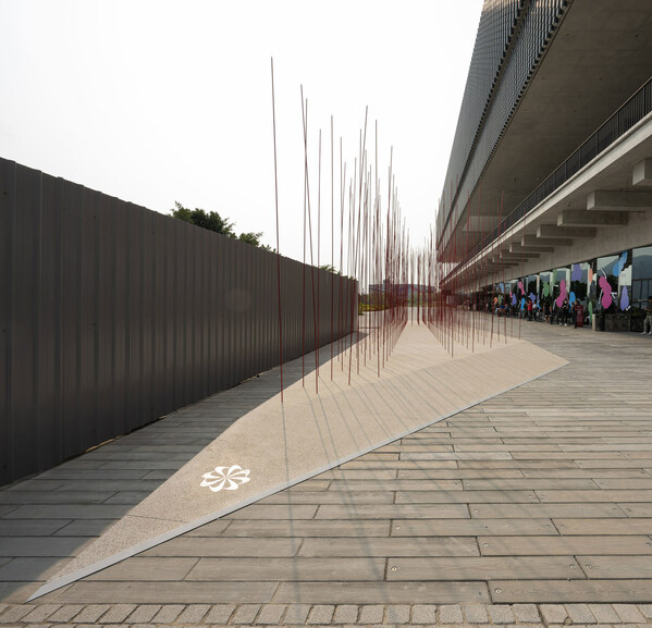 Inspired by the West Kowloon Cultural District’s transformations, ESKYIU OPEN FOREST explores how the urban and cultural landscape is rapidly changing and adds a new visual dynamic to the waterfront. Inspired by the West Kowloon Cultural District’s transformations, ESKYIU OPEN FOREST explores how the urban and cultural landscape is rapidly changing and adds a new visual dynamic to the waterfront.