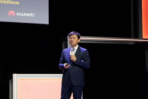 Zhou Haojie, COO of Huawei Electric Power Digitalization Business Unit, unveiles four new solutions at the summit.