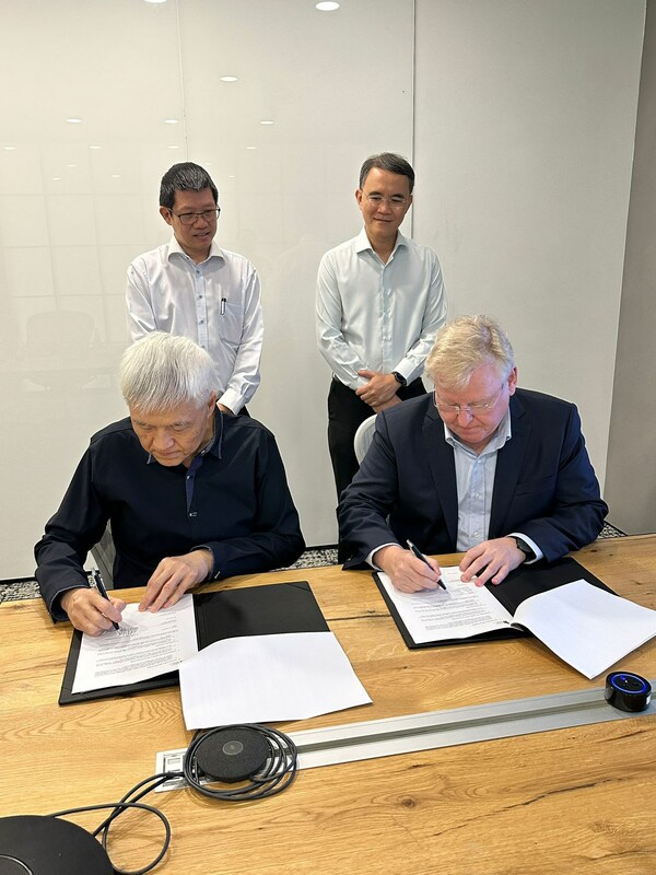 Official signing between Raimond Klein and Prof Yee Fook Cheong. Left to right - Prof Kenneth Low (Cluster Director of Engineering Cluster of SIT), Professor John Thong (Deputy President (Academic) and Provost, SIT Prof Yee Fook Cheong and Raimund Klein( CEO INCIT)