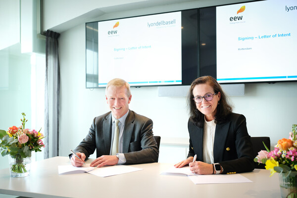 Bernard M. Kemper and Yvonne van der Laan signing the letter of intent Bernard M. Kemper and Yvonne van der Laan signing the letter of intent